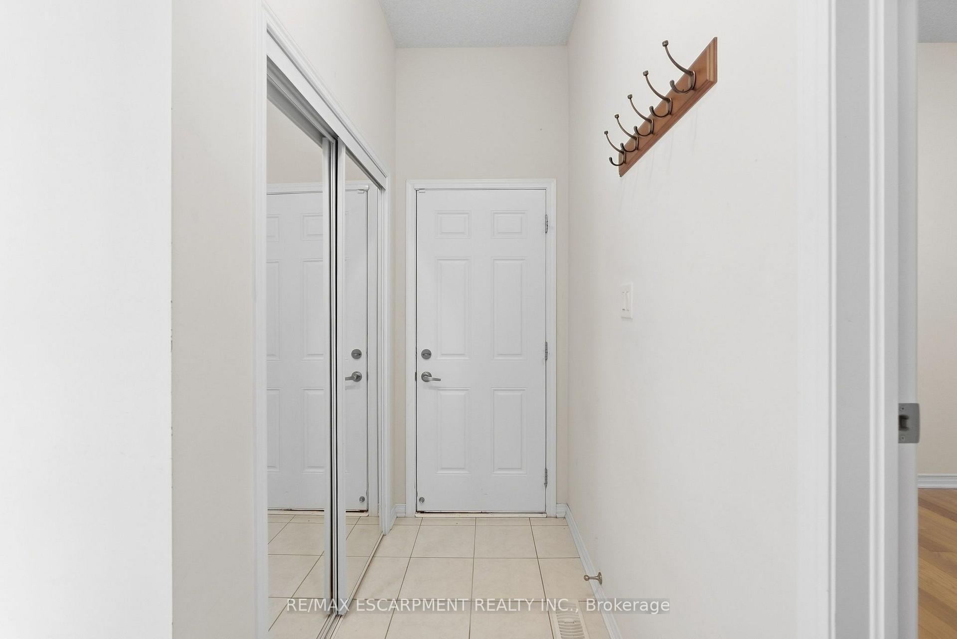 Photo 21 of 35 Royal Coachman Way, Hamilton, Stoney Creek Mountain — HOMEH