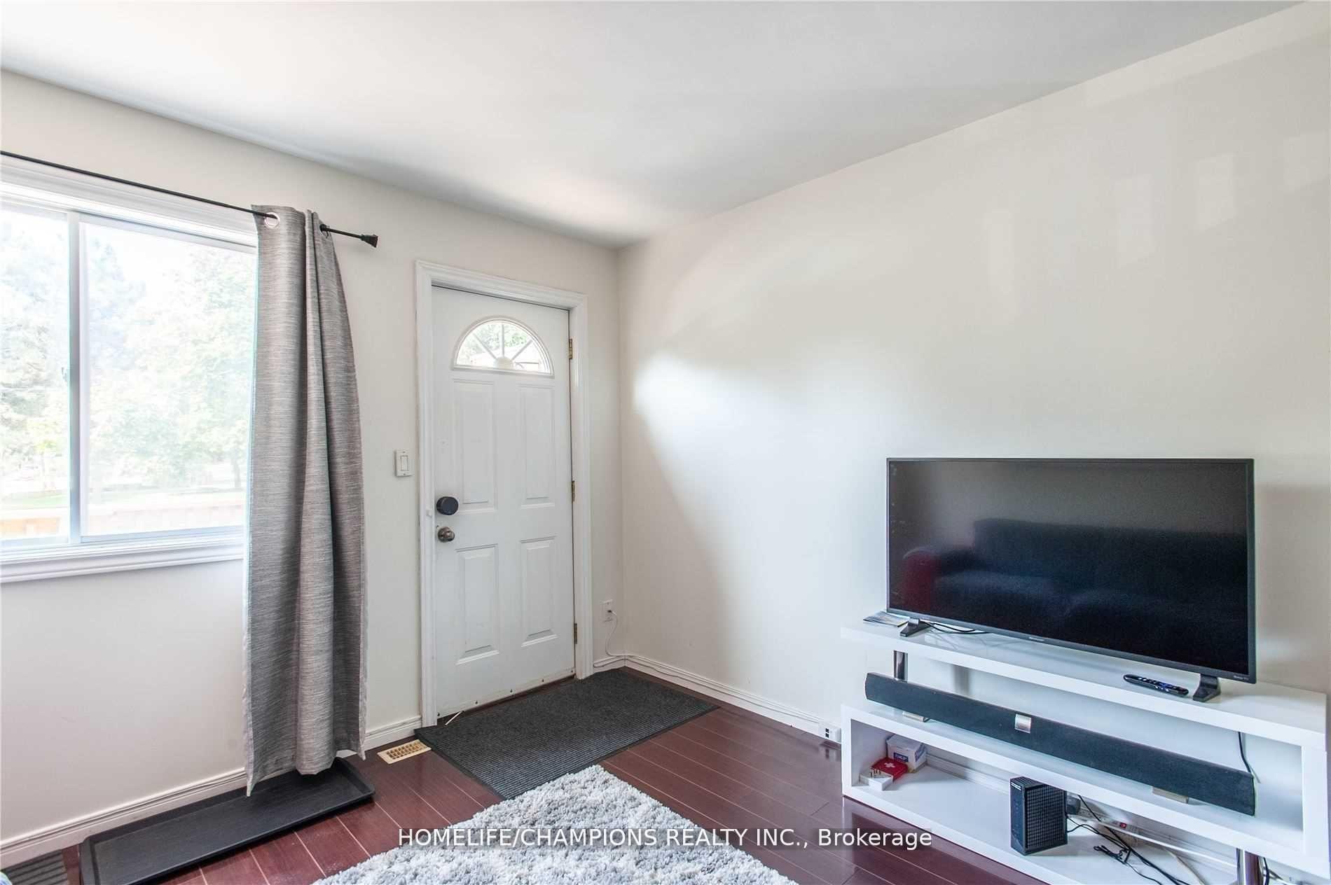Photo 4 of 106 Lamb Avenue, Toronto, Greenwood-Coxwell — HOMEH