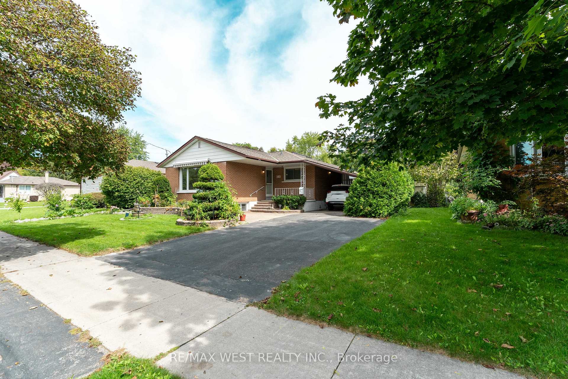 Photo 2 of 203 Lupin Drive, Whitby, Downtown Whitby — HOMEH