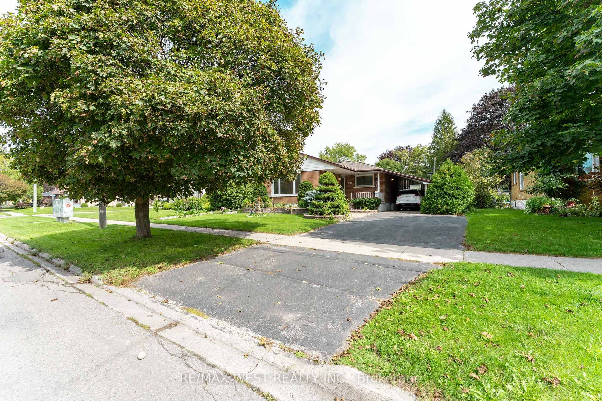 Photo 3 of 203 Lupin Drive, Whitby, Downtown Whitby — HOMEH