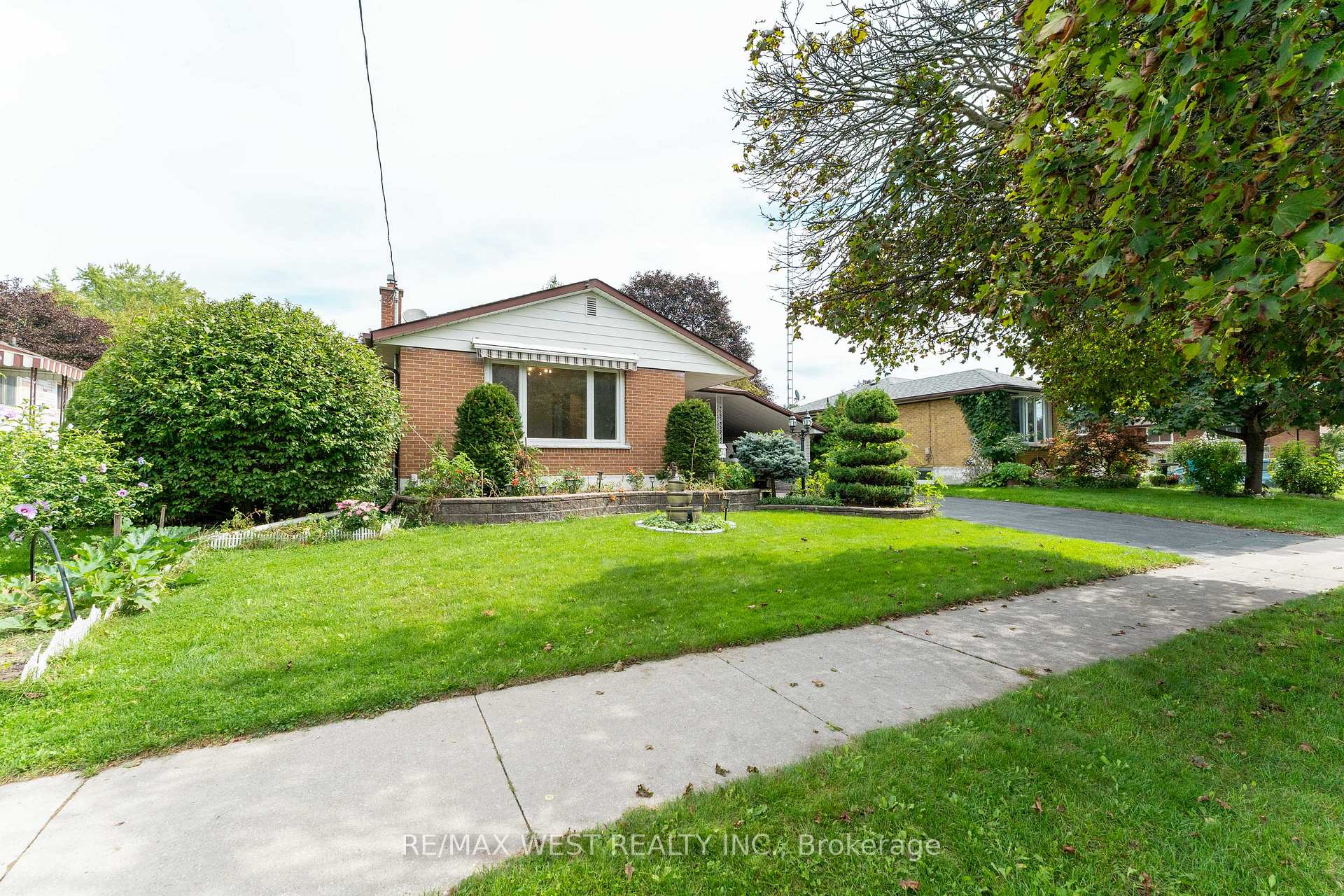 Photo 4 of 203 Lupin Drive, Whitby, Downtown Whitby — HOMEH