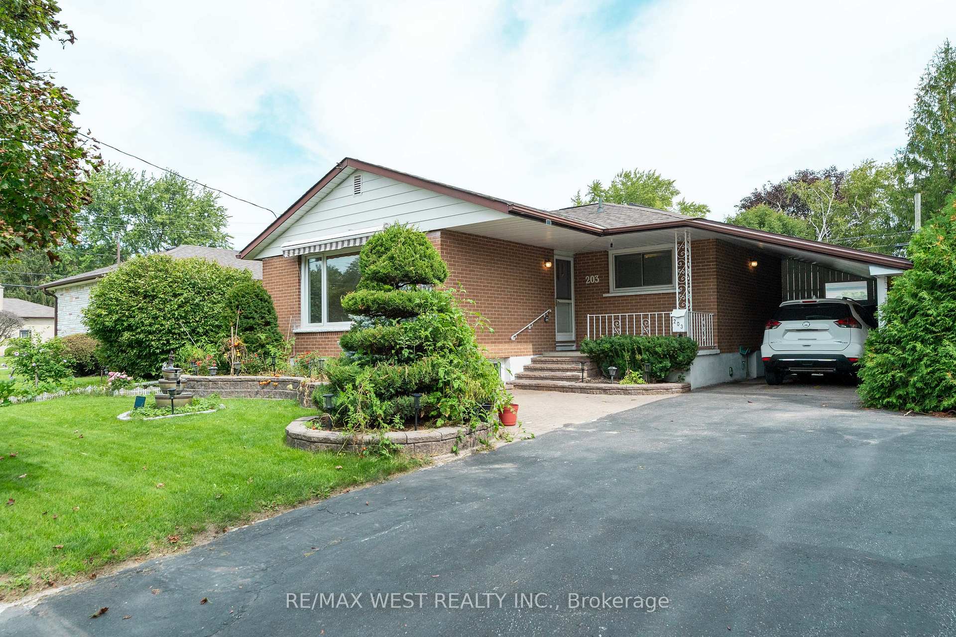 Photo 5 of 203 Lupin Drive, Whitby, Downtown Whitby — HOMEH