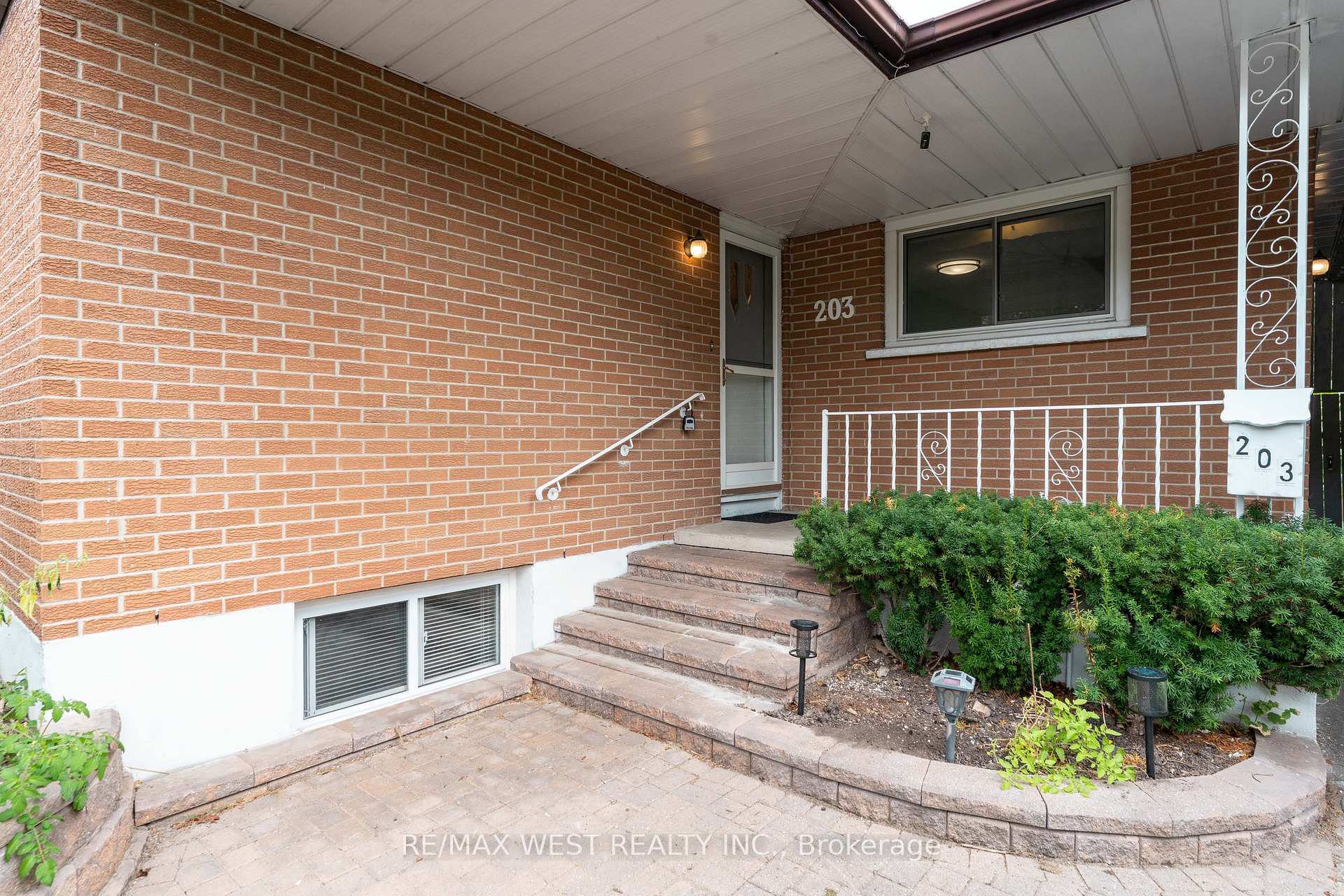 Photo 6 of 203 Lupin Drive, Whitby, Downtown Whitby — HOMEH