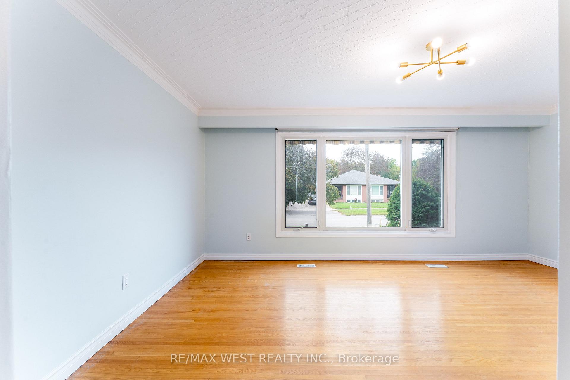 Photo 8 of 203 Lupin Drive, Whitby, Downtown Whitby — HOMEH