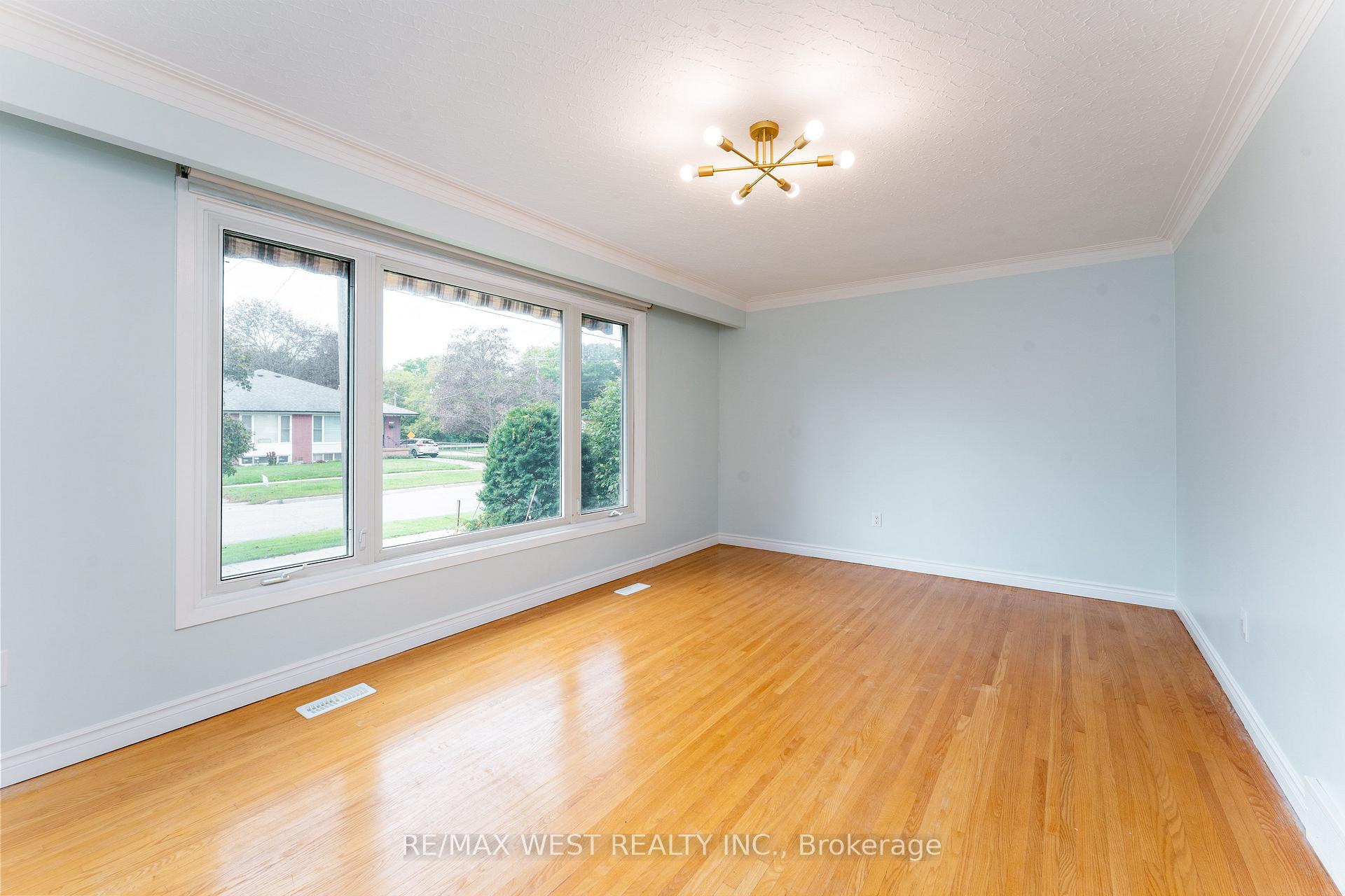 Photo 9 of 203 Lupin Drive, Whitby, Downtown Whitby — HOMEH