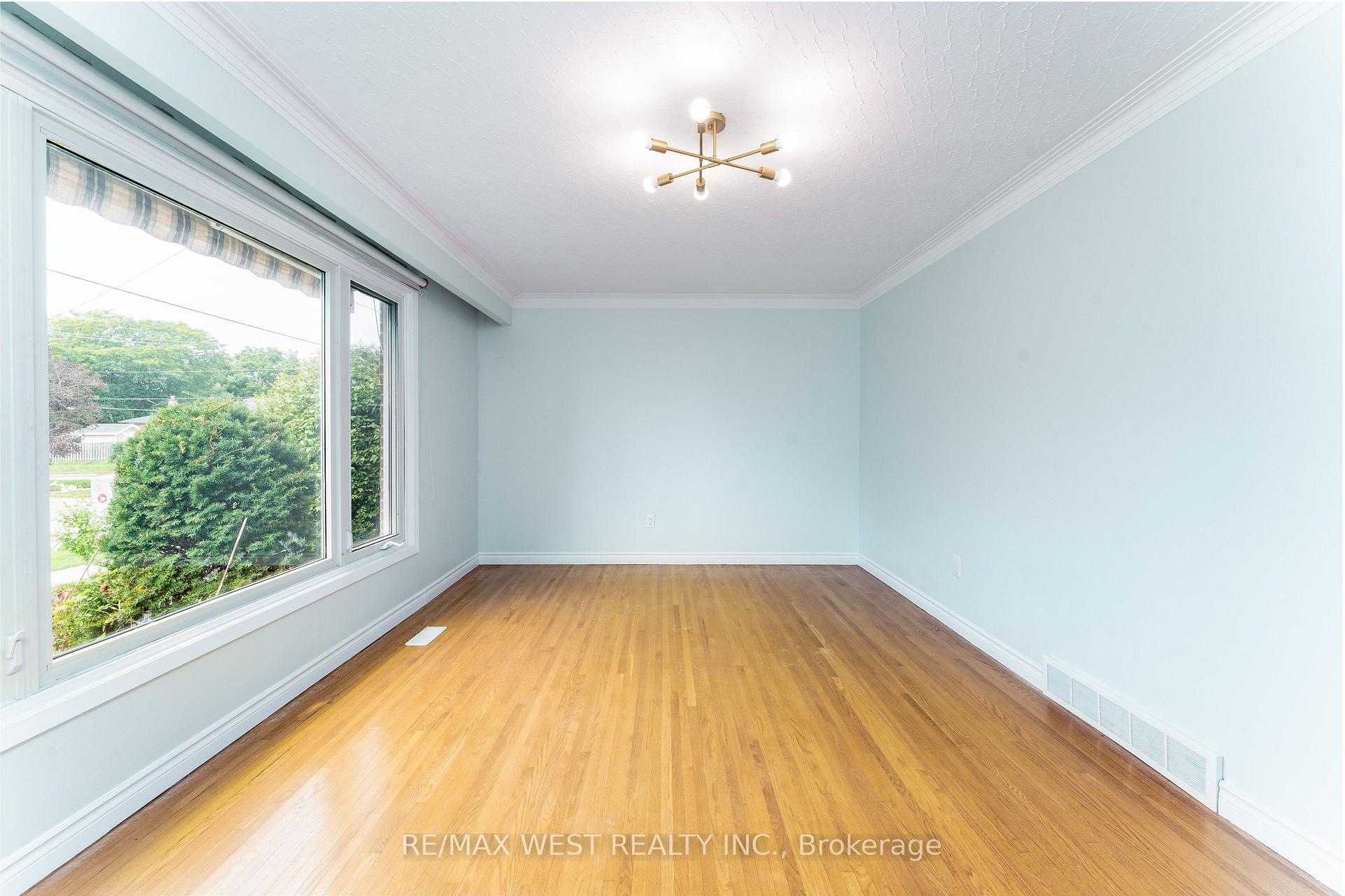 Photo 10 of 203 Lupin Drive, Whitby, Downtown Whitby — HOMEH