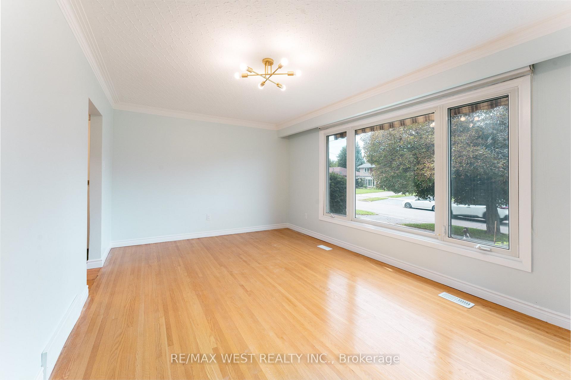 Photo 11 of 203 Lupin Drive, Whitby, Downtown Whitby — HOMEH