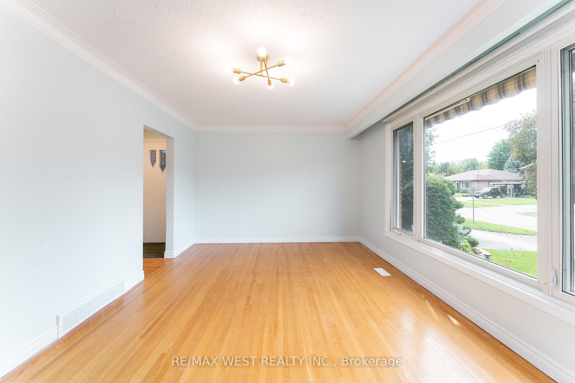 Photo 12 of 203 Lupin Drive, Whitby, Downtown Whitby — HOMEH