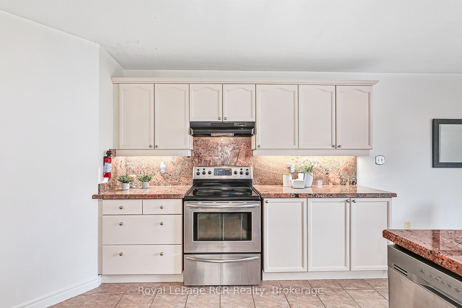 Photo 9 of 23 Marina Crescent, Collingwood — HOMEH