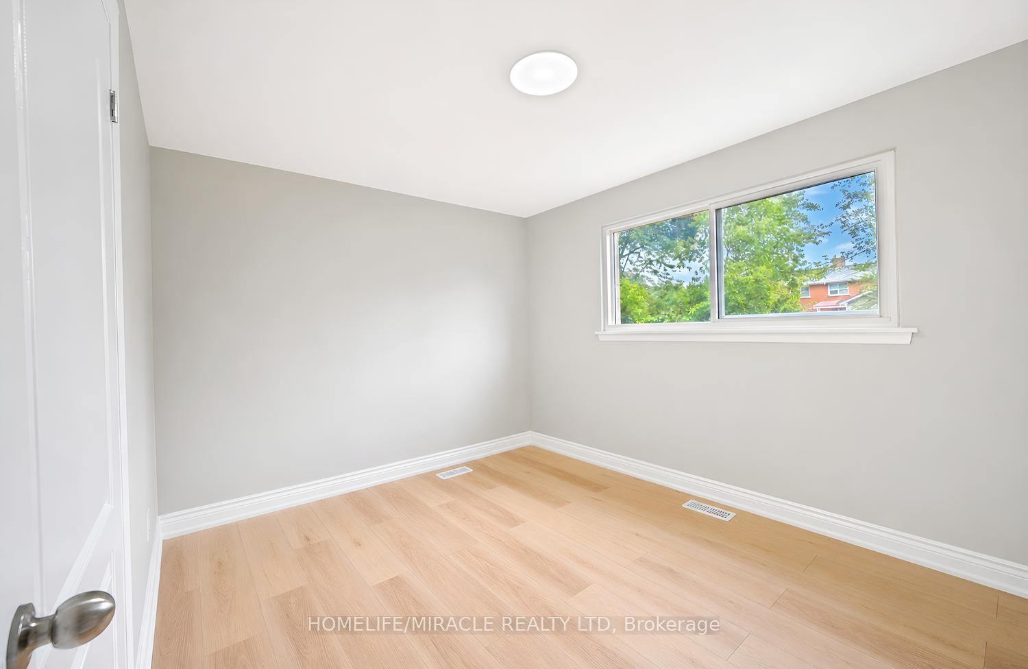 Photo 18 of 21 Sanagan Road, Etobicoke, Thistletown-Beaumonde Heights — HOMEH