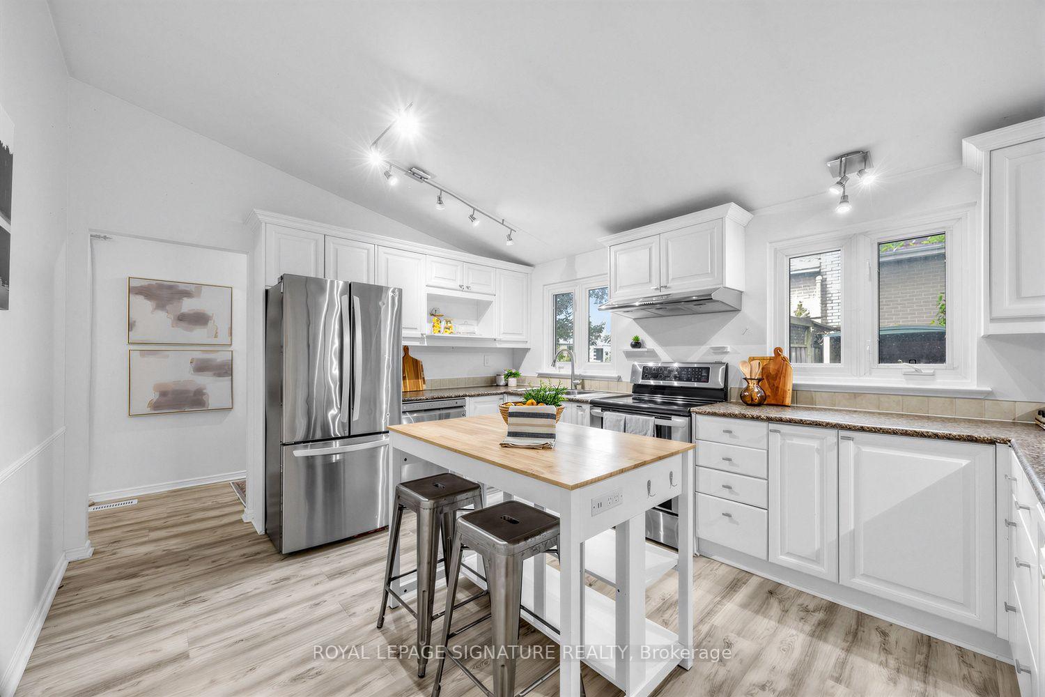 Photo 10 of 821 Krosno Boulevard, Pickering, Bay Ridges — HOMEH