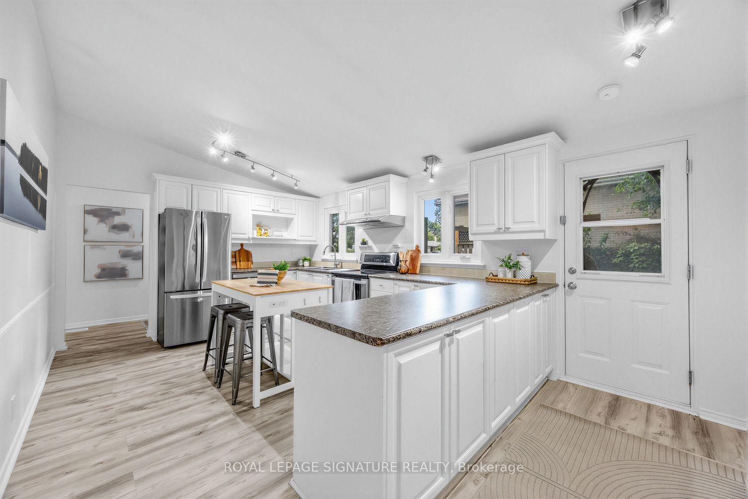 Photo 11 of 821 Krosno Boulevard, Pickering, Bay Ridges — HOMEH