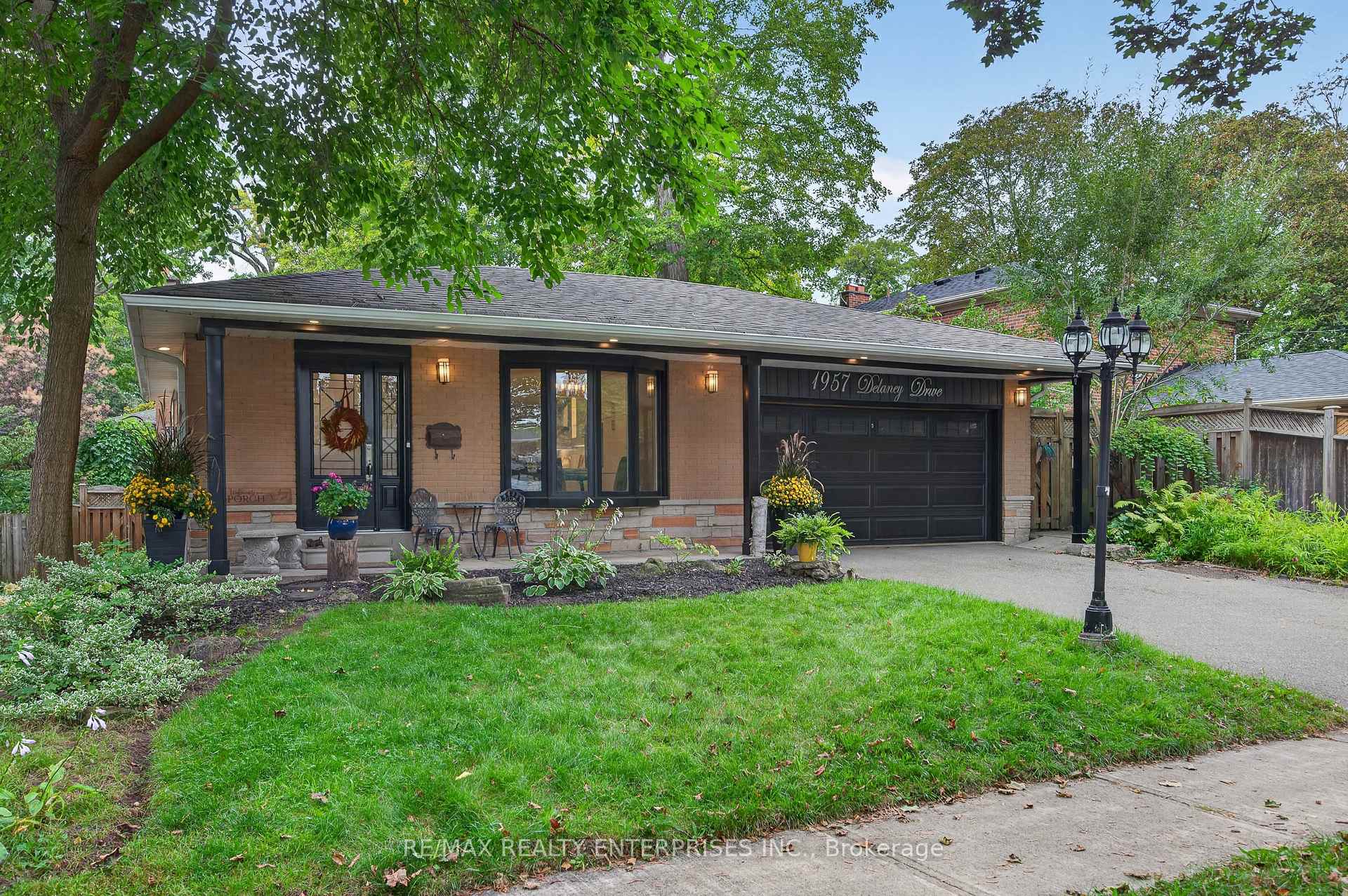 Photo 1 of 1957 Delaney Drive, Mississauga, Clarkson — HOMEH