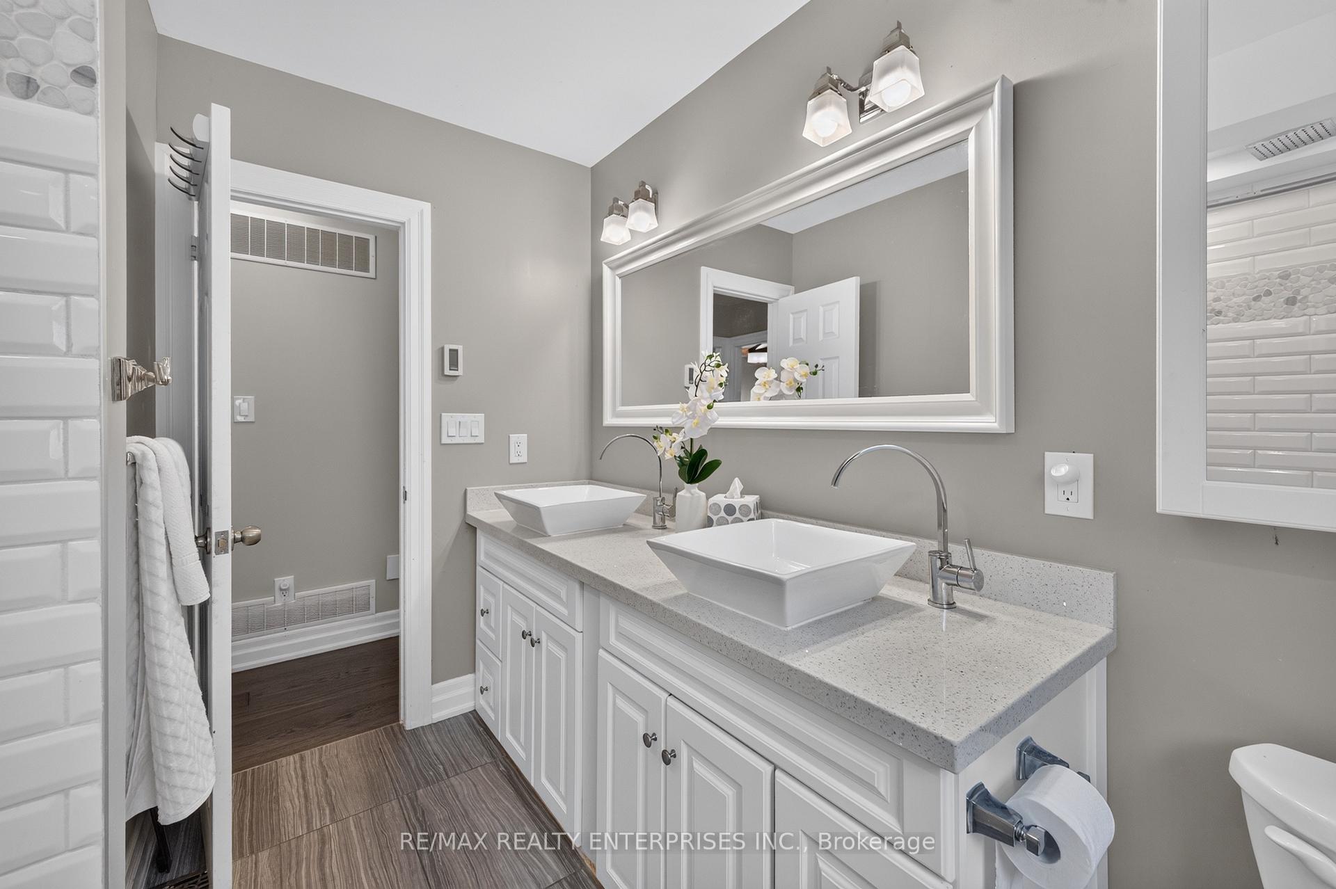 Photo 14 of 1957 Delaney Drive, Mississauga, Clarkson — HOMEH