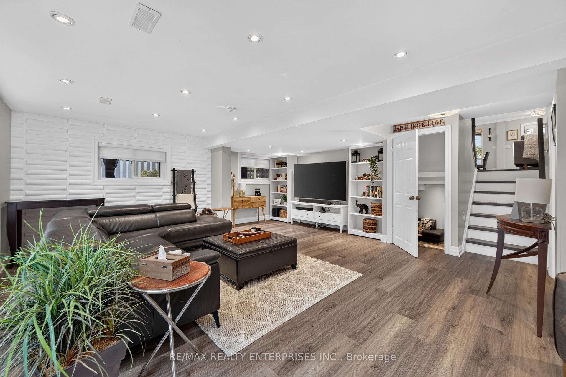 Photo 16 of 1957 Delaney Drive, Mississauga, Clarkson — HOMEH
