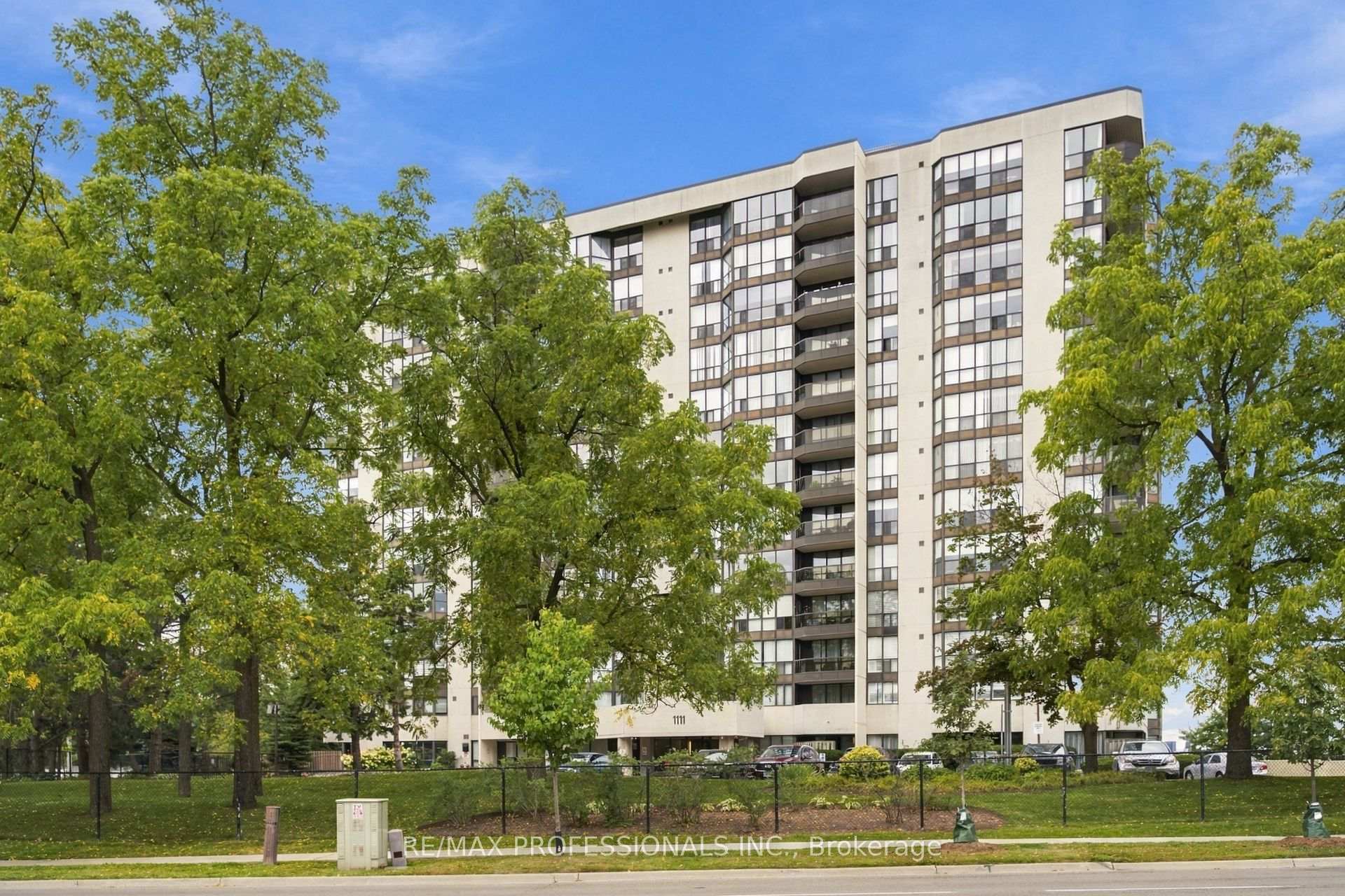 Photo 2 of Unit 403, 1111 Bough Beeches Boulevard, Mississauga, Rathwood — HOMEH