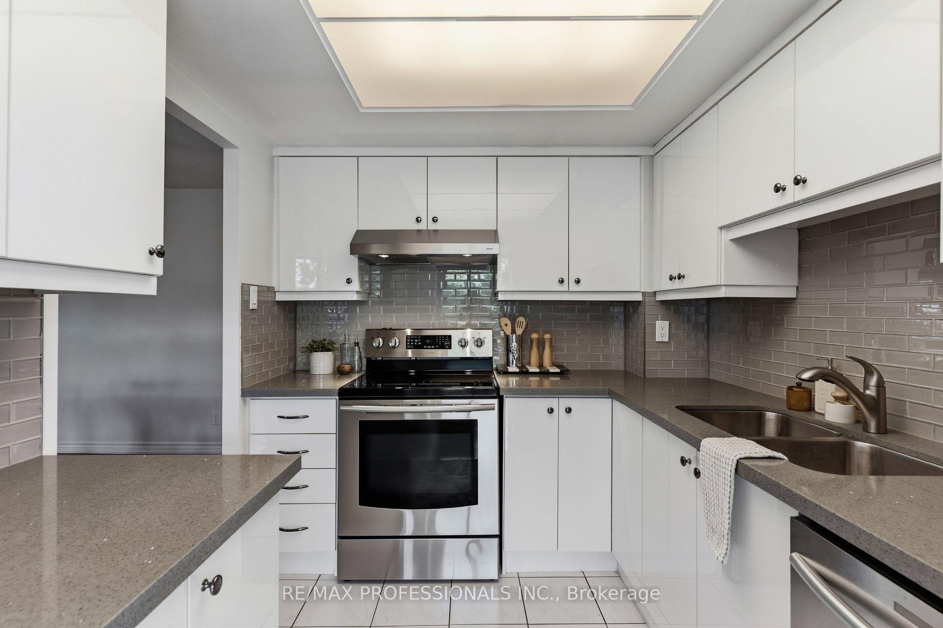 Photo 13 of Unit 403, 1111 Bough Beeches Boulevard, Mississauga, Rathwood — HOMEH