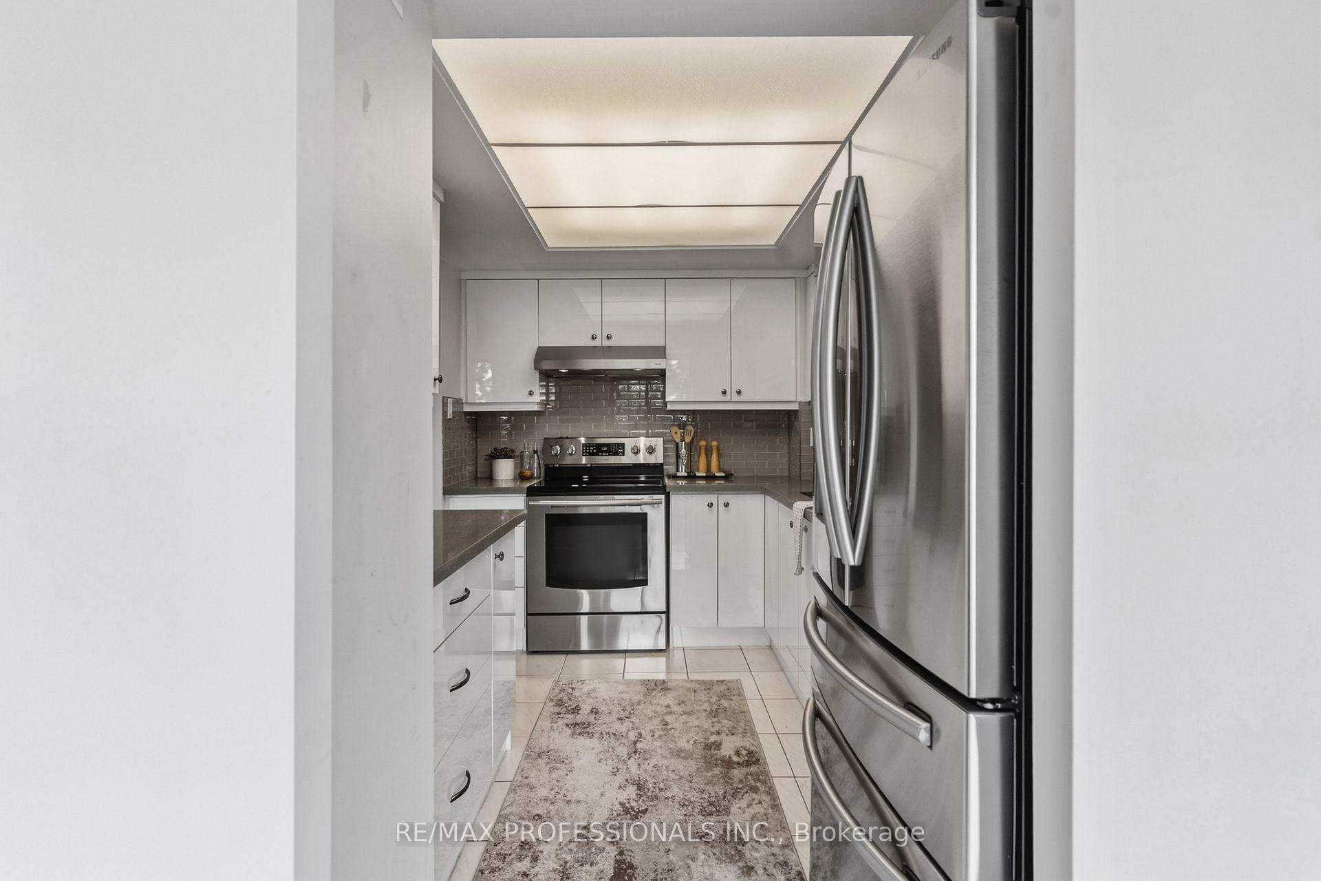 Photo 15 of Unit 403, 1111 Bough Beeches Boulevard, Mississauga, Rathwood — HOMEH