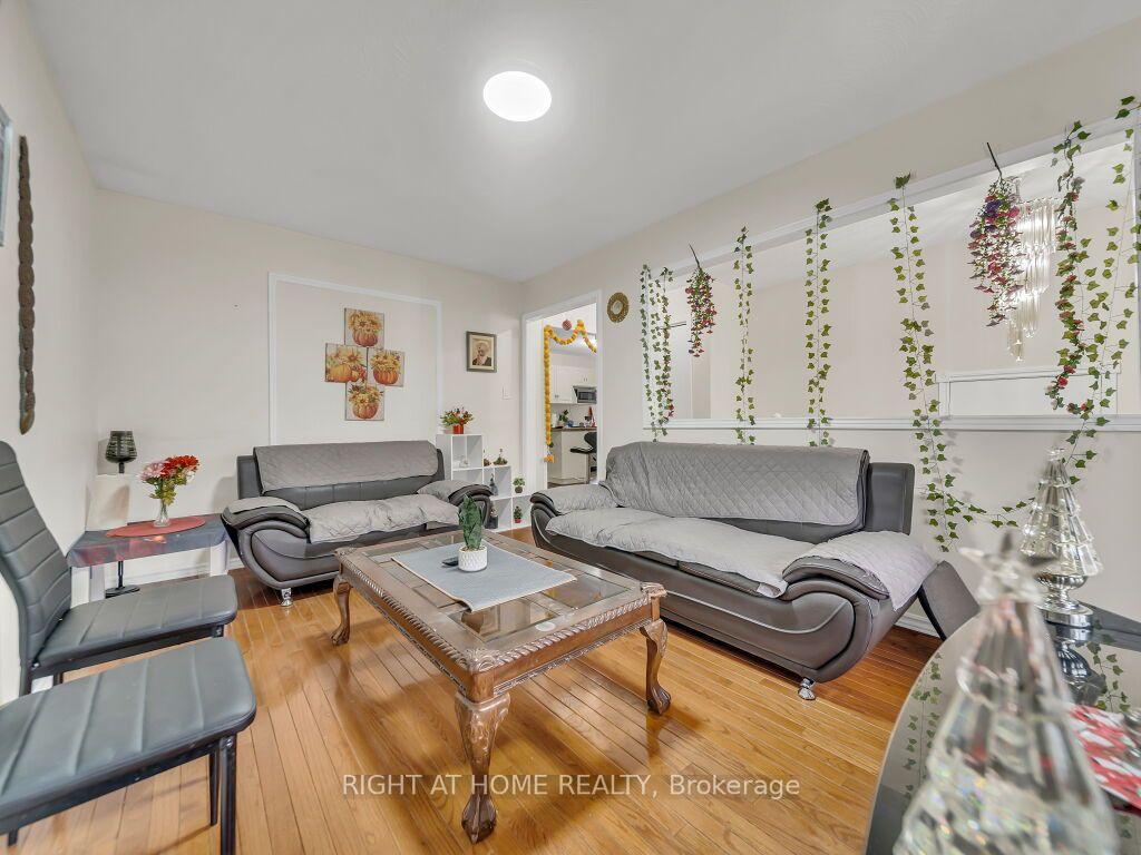Photo 11 of 125 Stonyburn Crescent, Cambridge, Christopher-Champlain — HOMEH