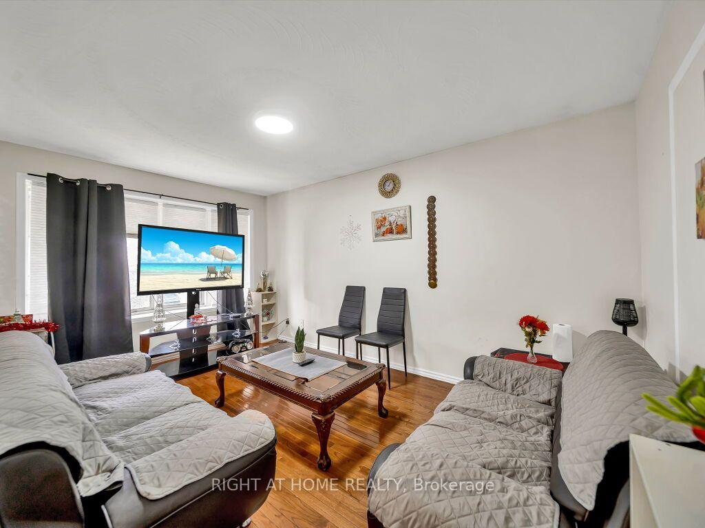 Photo 12 of 125 Stonyburn Crescent, Cambridge, Christopher-Champlain — HOMEH