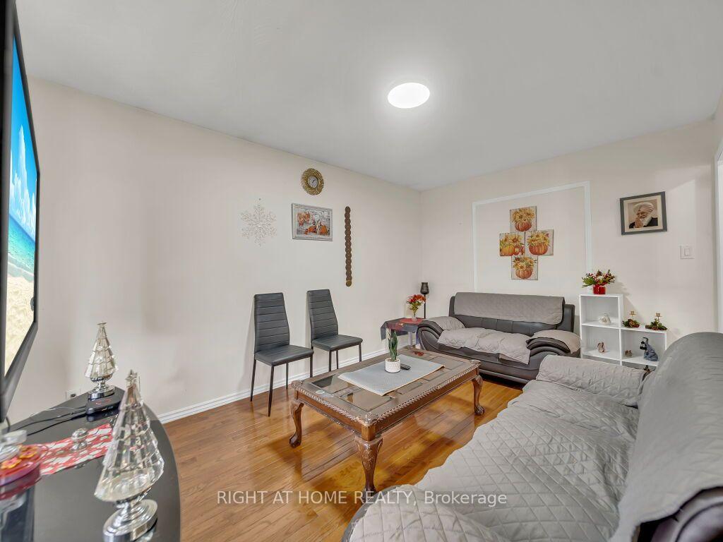Photo 13 of 125 Stonyburn Crescent, Cambridge, Christopher-Champlain — HOMEH
