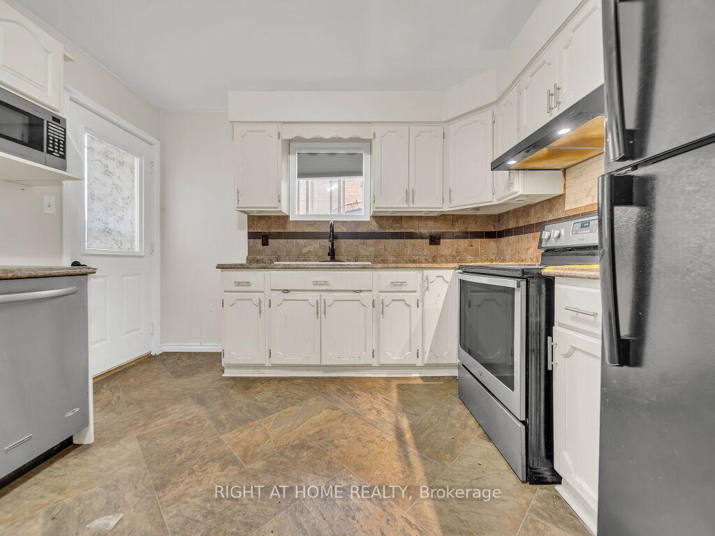 Photo 14 of 125 Stonyburn Crescent, Cambridge, Christopher-Champlain — HOMEH