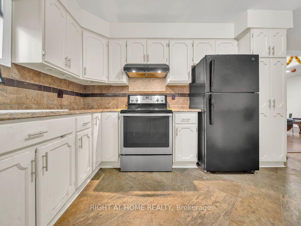 Photo 16 of 125 Stonyburn Crescent, Cambridge, Christopher-Champlain — HOMEH