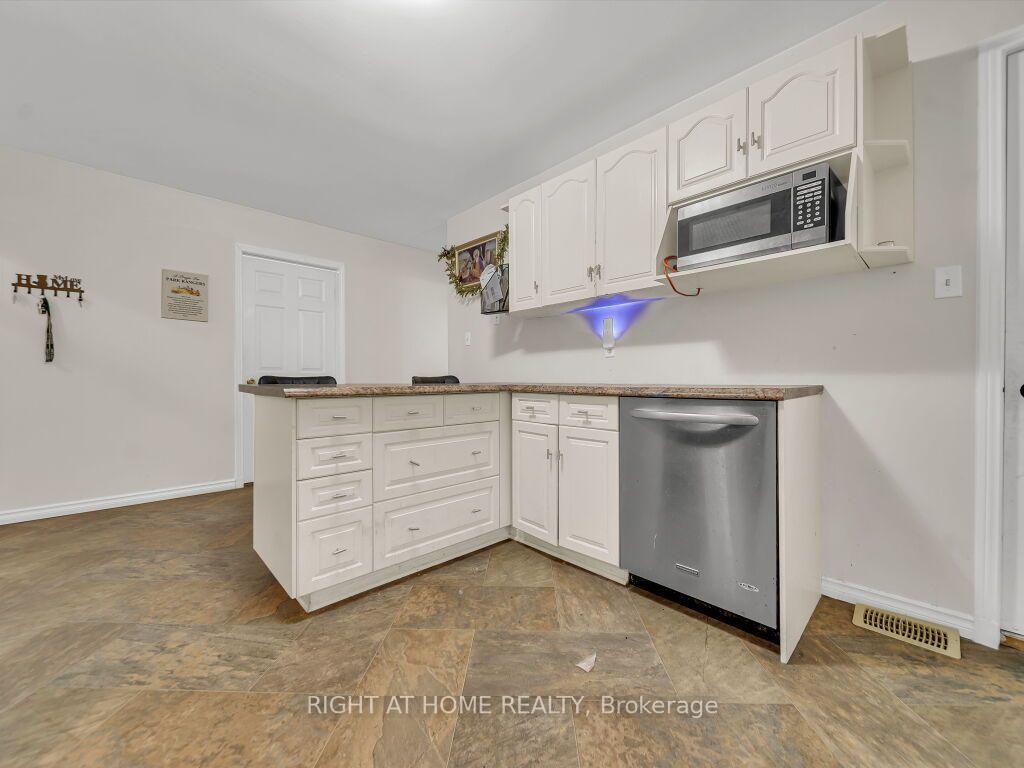 Photo 17 of 125 Stonyburn Crescent, Cambridge, Christopher-Champlain — HOMEH