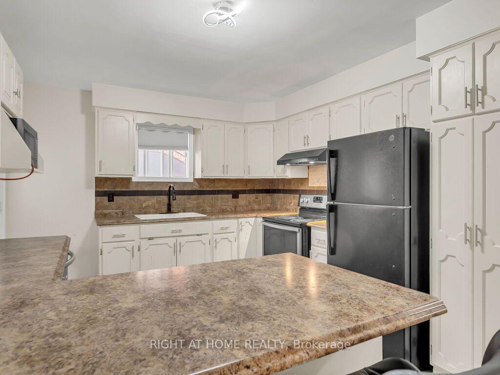 Photo 18 of 125 Stonyburn Crescent, Cambridge, Christopher-Champlain — HOMEH