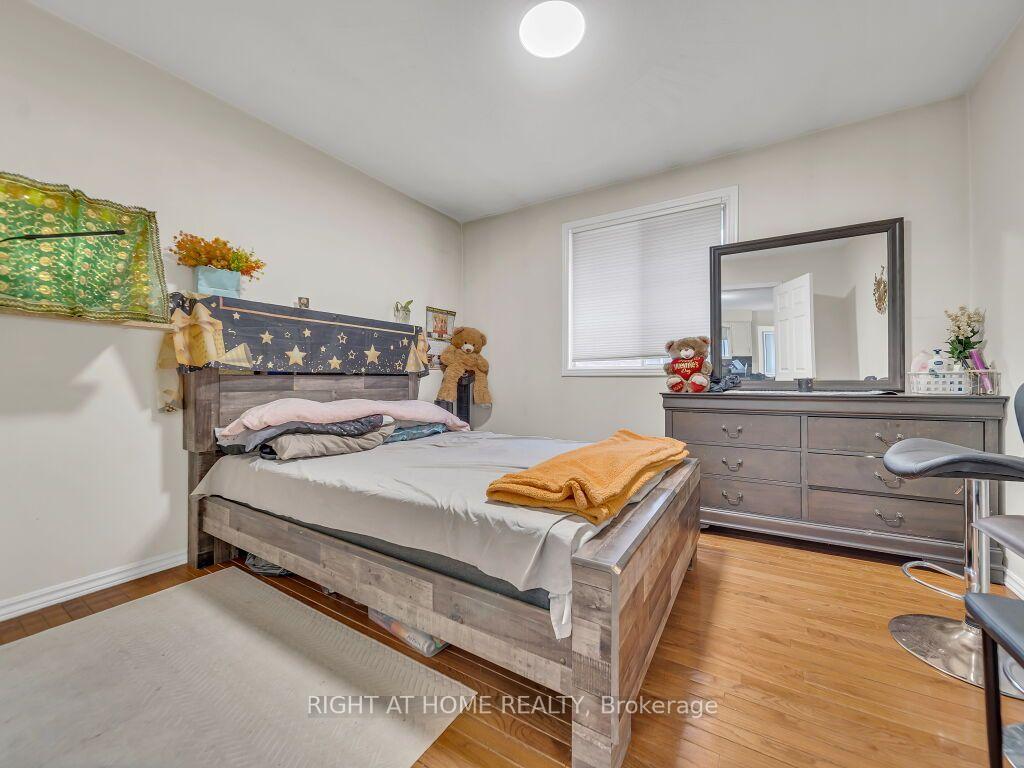 Photo 19 of 125 Stonyburn Crescent, Cambridge, Christopher-Champlain — HOMEH