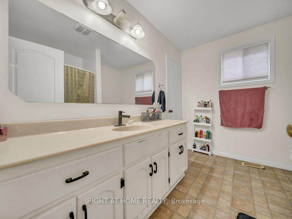 Photo 27 of 125 Stonyburn Crescent, Cambridge, Christopher-Champlain — HOMEH