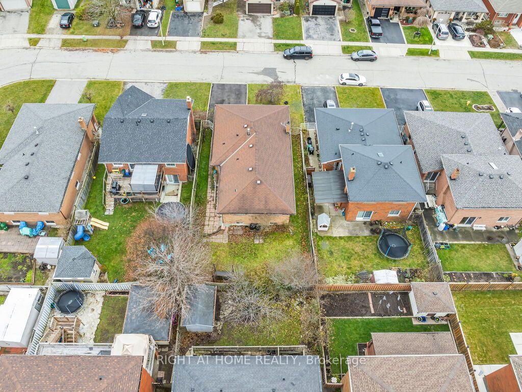 Photo 45 of 125 Stonyburn Crescent, Cambridge, Christopher-Champlain — HOMEH