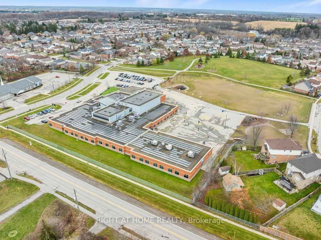 Photo 48 of 125 Stonyburn Crescent, Cambridge, Christopher-Champlain — HOMEH