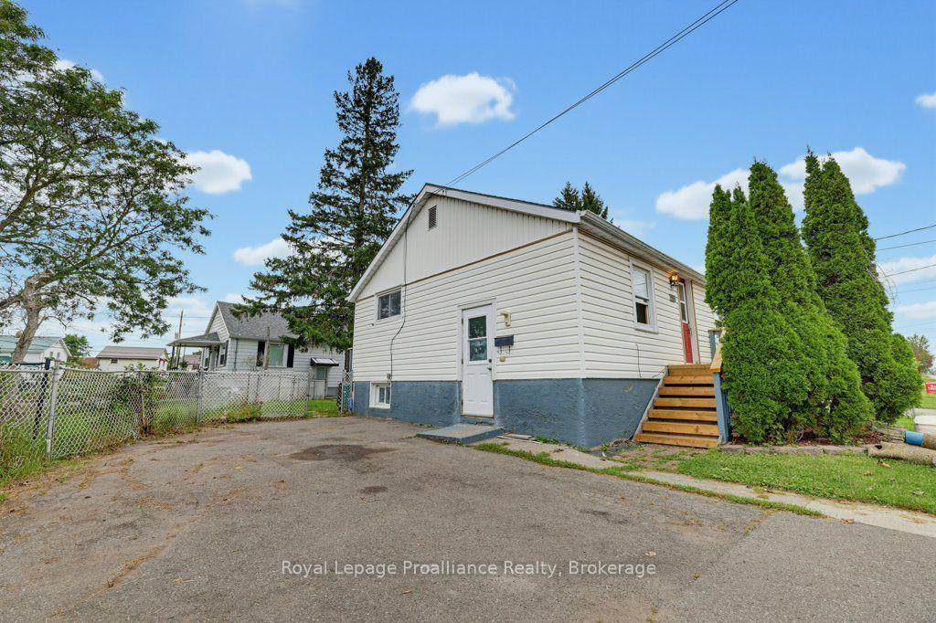 Photo 3 of 106 Yeomans Street, Belleville, Belleville Ward — HOMEH
