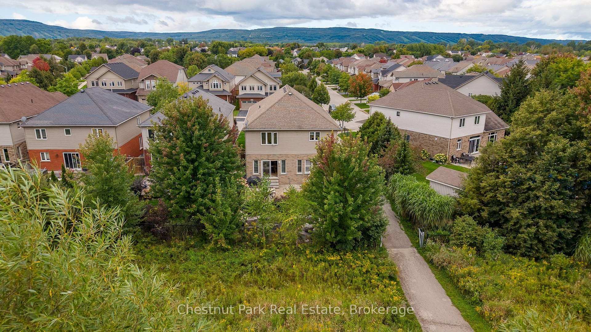 Photo 3 of 35 Kayla Crescent, Collingwood — HOMEH