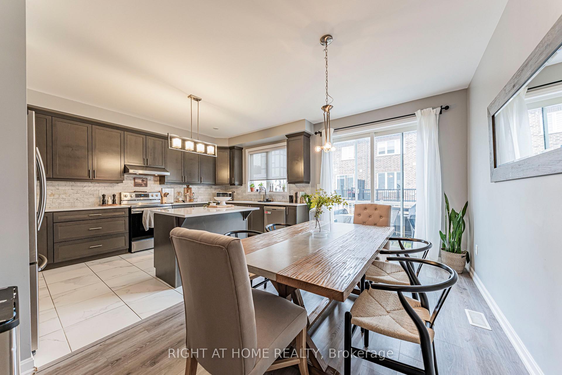 Photo 2 of 3353 Vardon Way, Oakville, Glenorchy — HOMEH