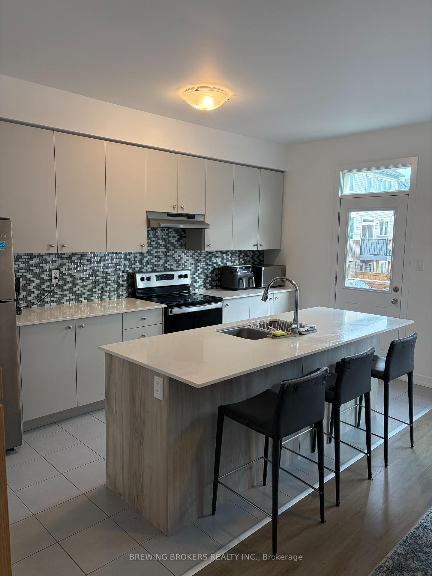 Photo 12 of 25 Lyall Stokes Circle, East Gwillimbury, Mt Albert — HOMEH