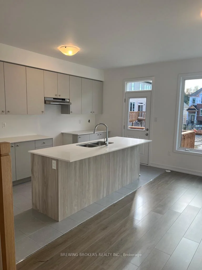 Photo 4 of 25 Lyall Stokes Circle, East Gwillimbury, Mt Albert — HOMEH
