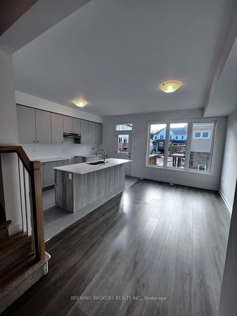 Photo 6 of 25 Lyall Stokes Circle, East Gwillimbury, Mt Albert — HOMEH