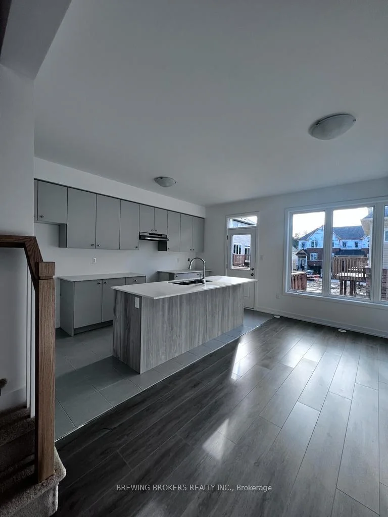 Photo 18 of 25 Lyall Stokes Circle, East Gwillimbury, Mt Albert — HOMEH