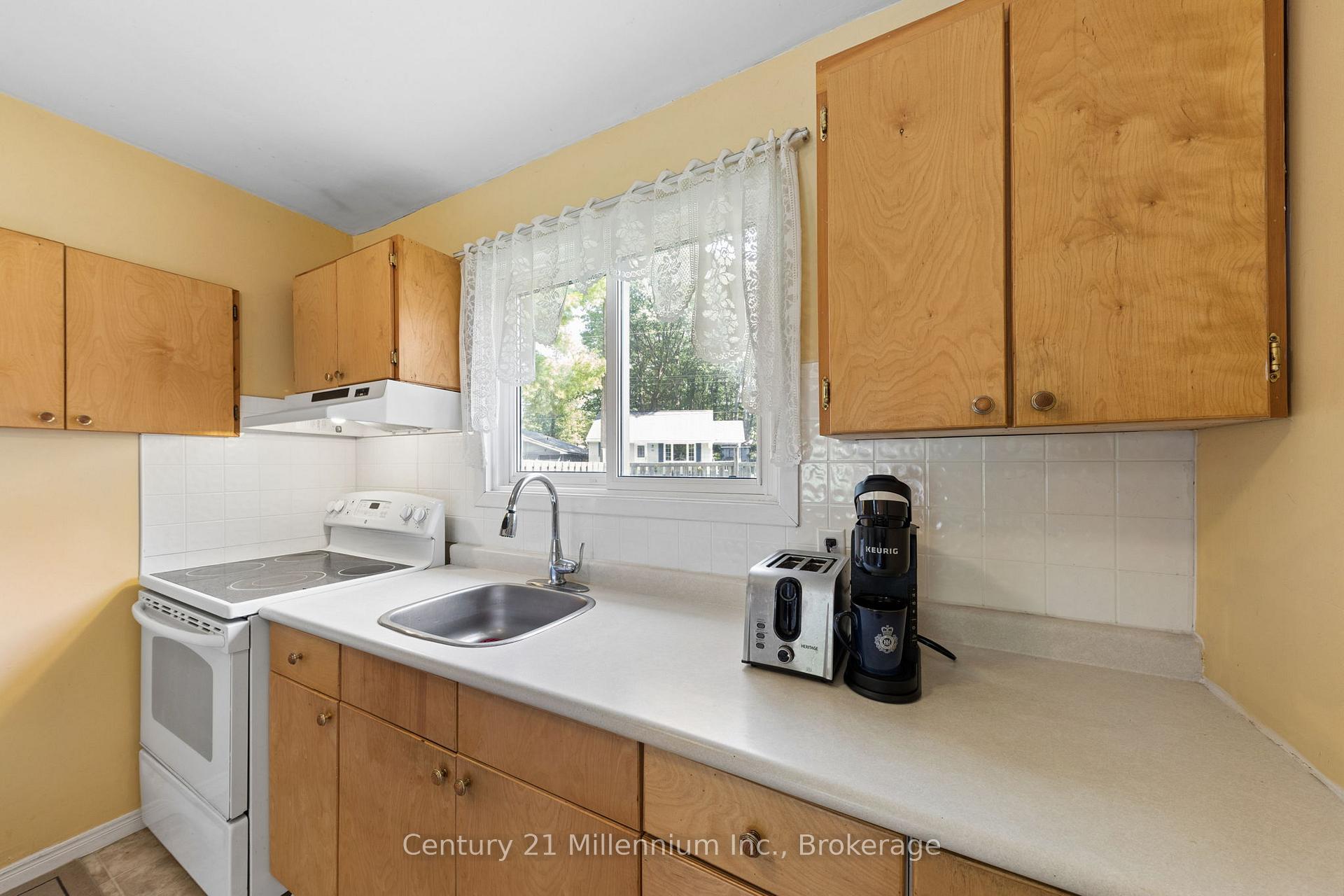 Photo 10 of 25 Glendale Avenue, Wasaga Beach — HOMEH