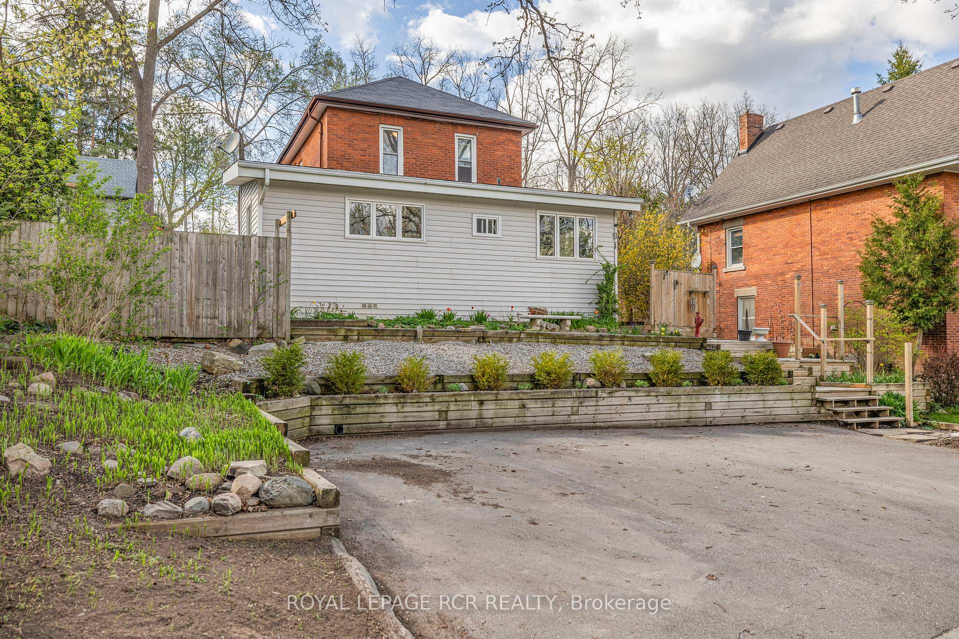 Photo 2 of 91 King Street W, Caledon, Bolton West — HOMEH