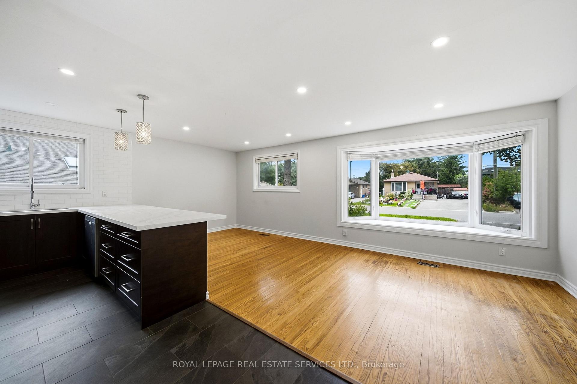 Photo 7 of Unit Main, 6 Corbett Crescent, Aurora, Aurora Highlands — HOMEH