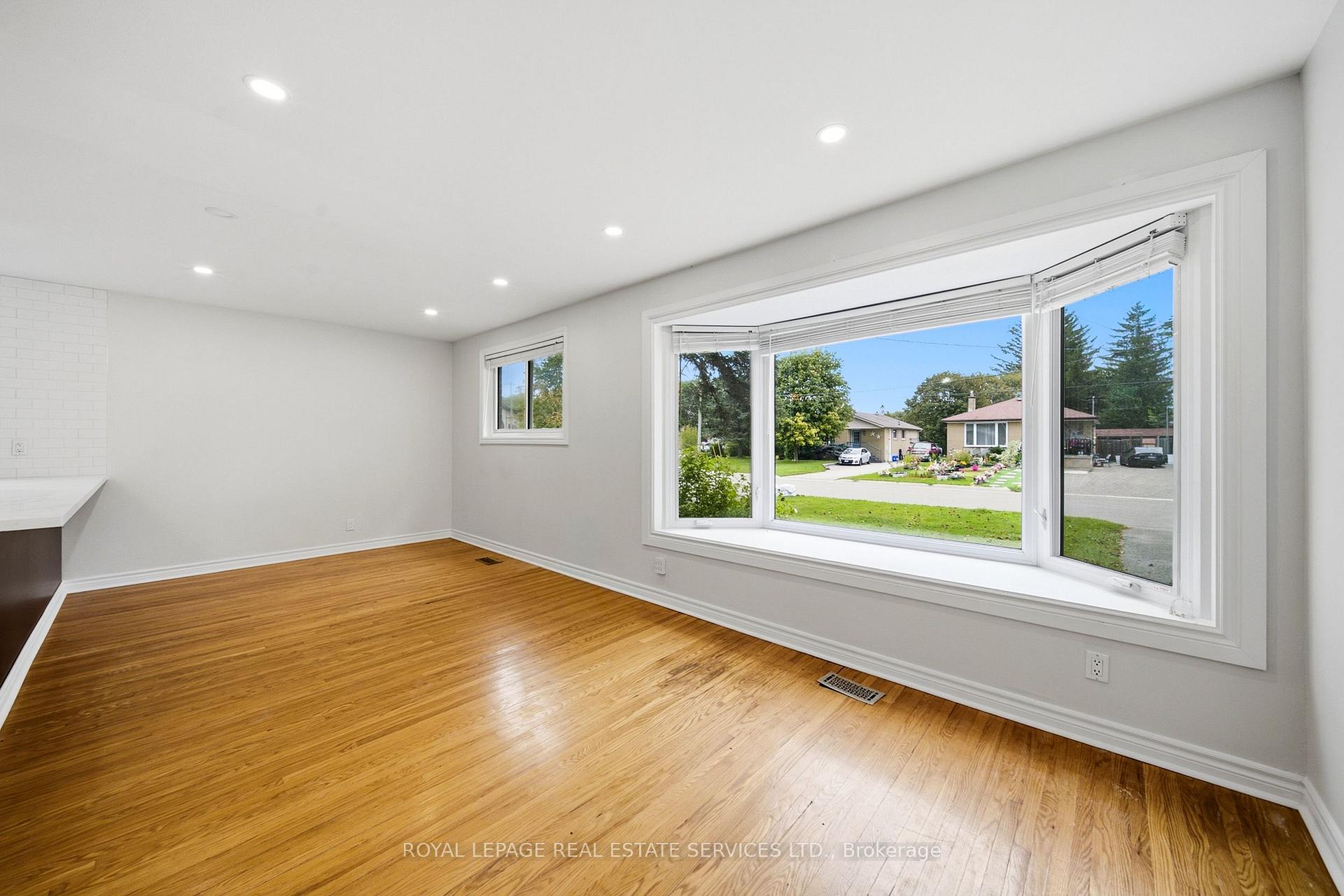 Photo 9 of Unit Main, 6 Corbett Crescent, Aurora, Aurora Highlands — HOMEH