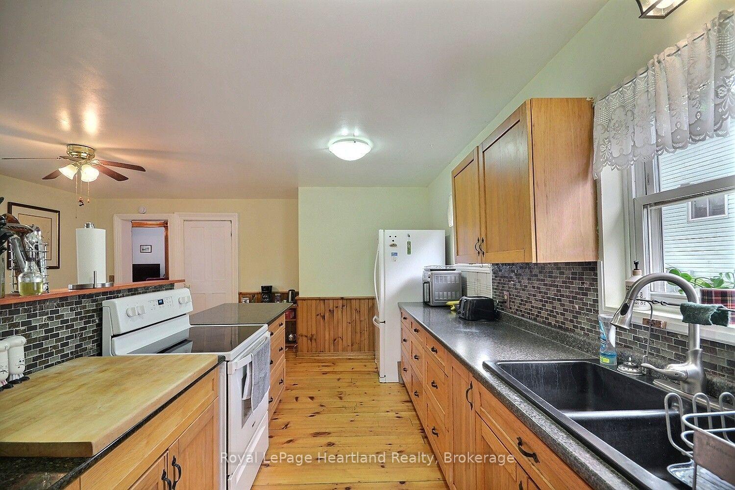Photo 7 of 32 Rattenbury Street W, Central Huron, Clinton — HOMEH