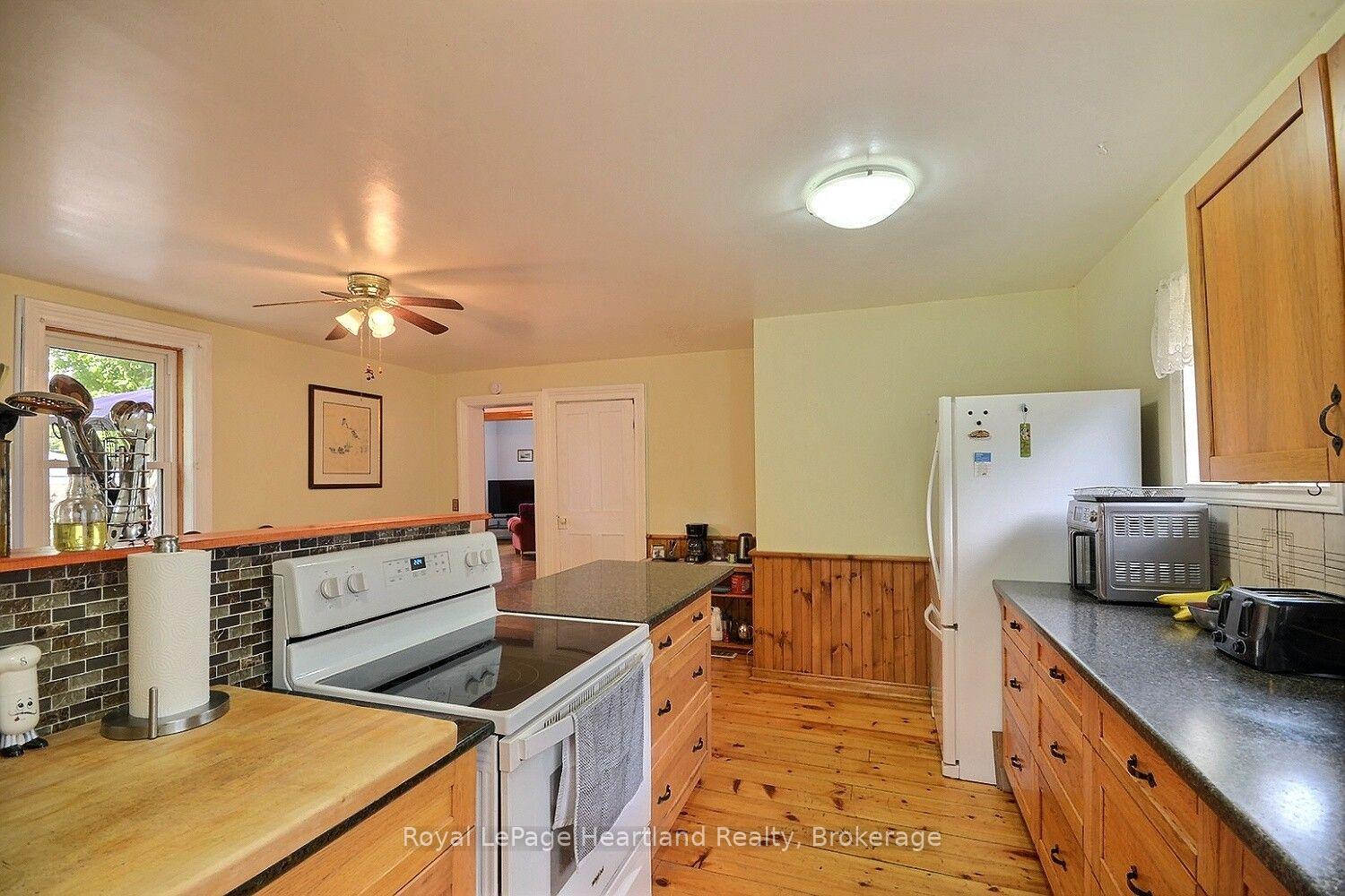 Photo 8 of 32 Rattenbury Street W, Central Huron, Clinton — HOMEH