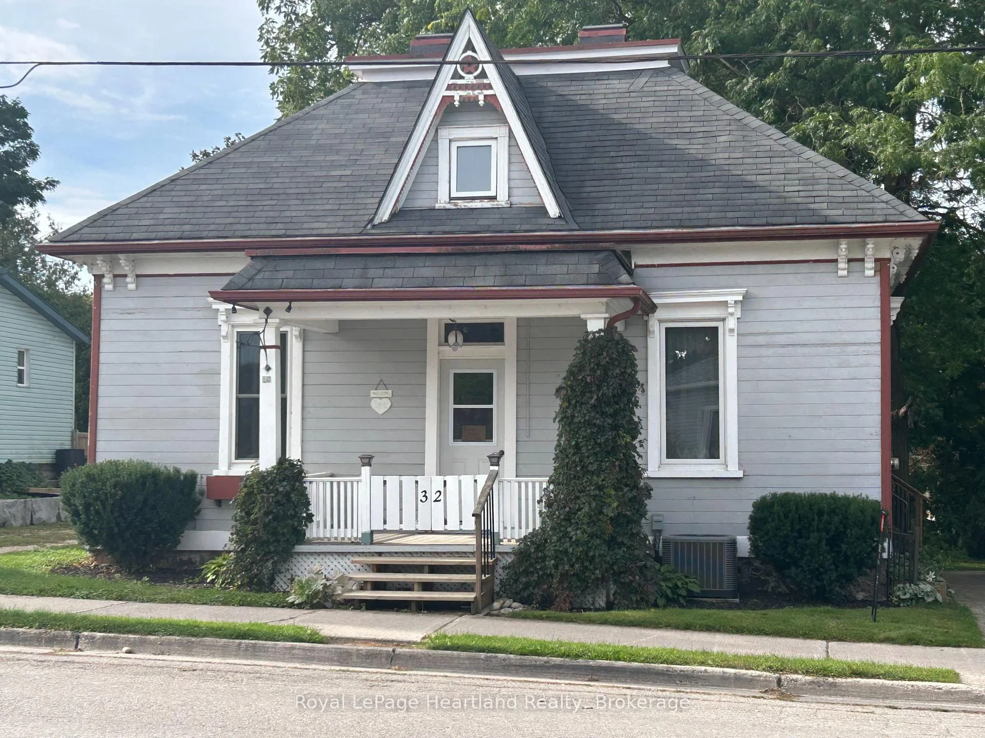 Photo of 32 Rattenbury Street W
