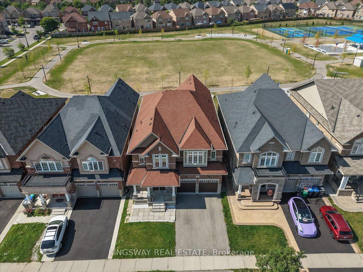 Photo 2 of 8 Monkton Circle, Brampton, Credit Valley — HOMEH