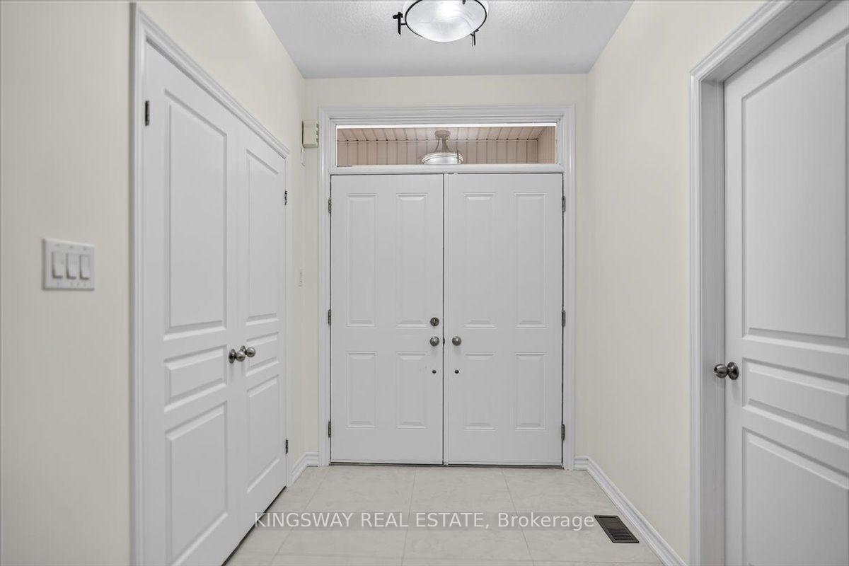 Photo 3 of 8 Monkton Circle, Brampton, Credit Valley — HOMEH