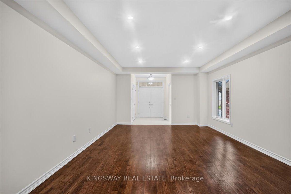 Photo 4 of 8 Monkton Circle, Brampton, Credit Valley — HOMEH